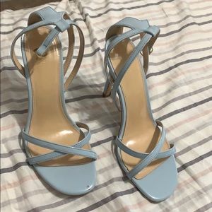 Selling a blue pit of heels from forever 21